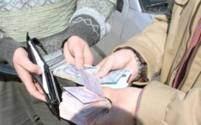Bătrân lăsat fără bani de escroci